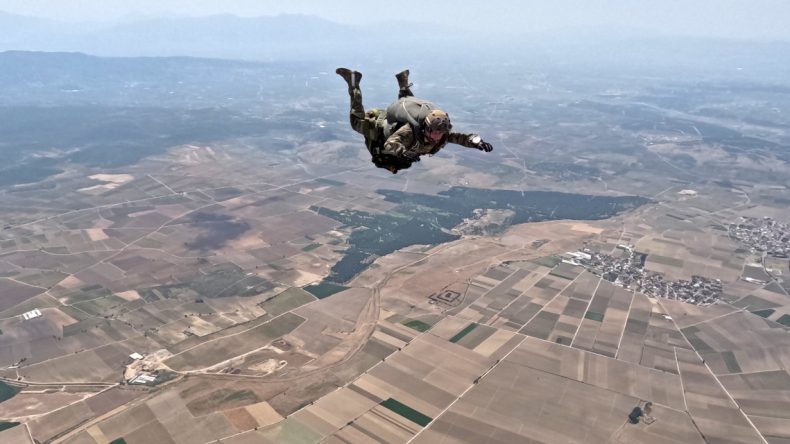 Türk Ordusundan Nefes Kesen Eğitim: 10 Bin Fitten Atlıyorlar!