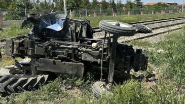 Uşak’ta Tren Traktöre Çarptı