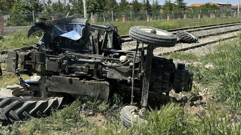 Uşak’ta Tren Traktöre Çarptı