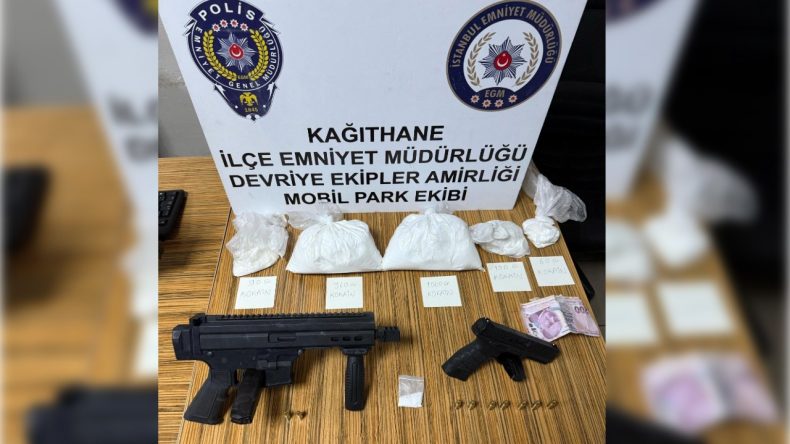 Uyuşturucu Ticareti Yapan Şahıslar Metrobüs Durağında Yakalandı