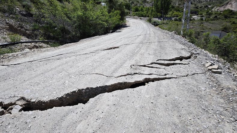 Uzundere’de Toprak Kayması Olayı