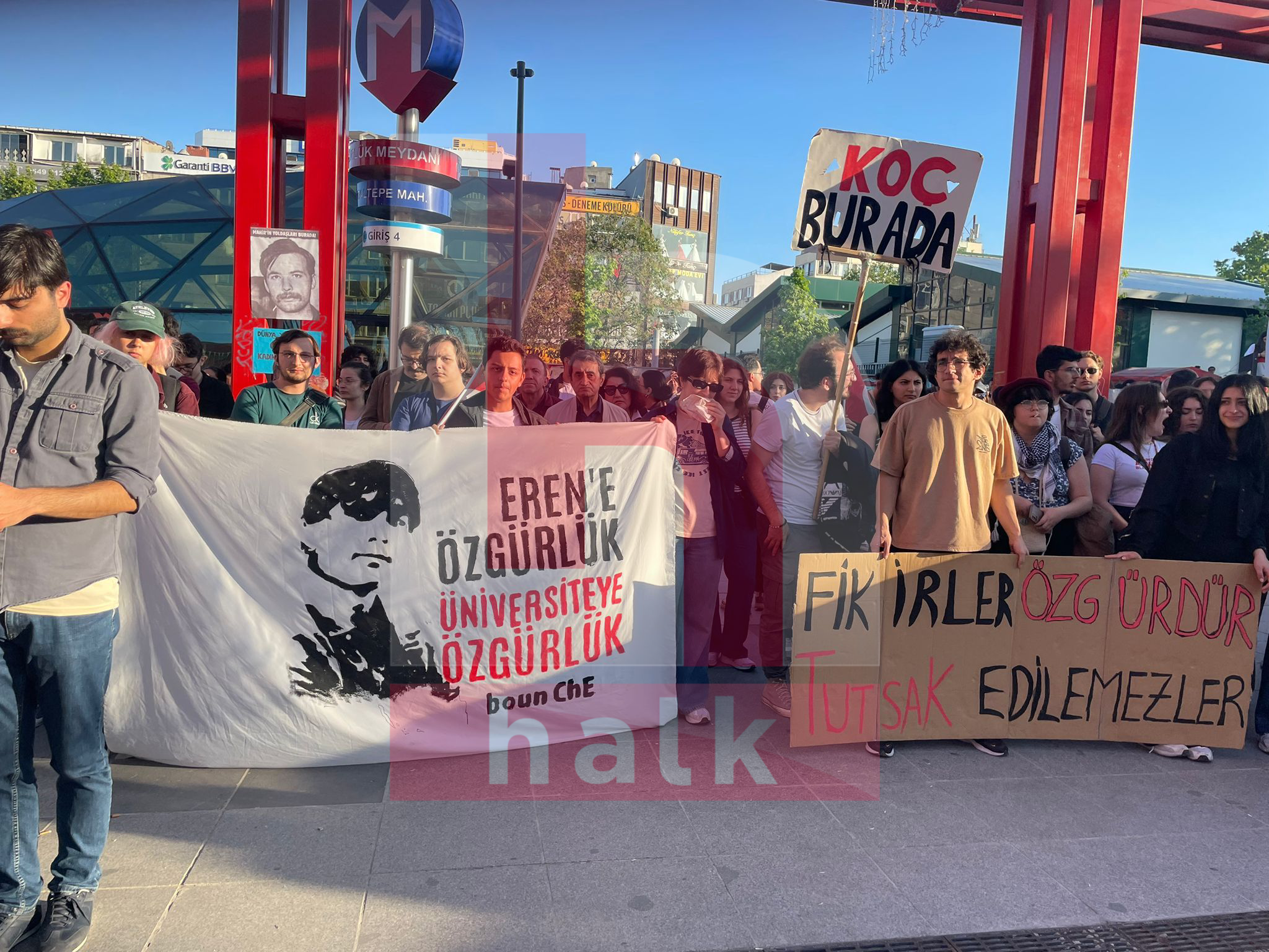 Katılımcılar slogan atıyor