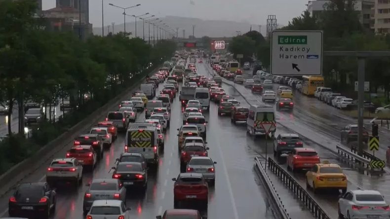 Yağmurlu Hava İstanbul’da Yine Trafiği Felç Etti: Haftanın İlk Gününde Yüzde 80 Trafik Yoğunluğu