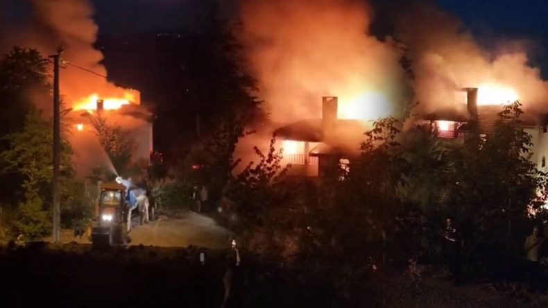 Yalova’da Endişe Verici Yangın: 3 Katlı Binanın Çatısı Alev Alev Yandı