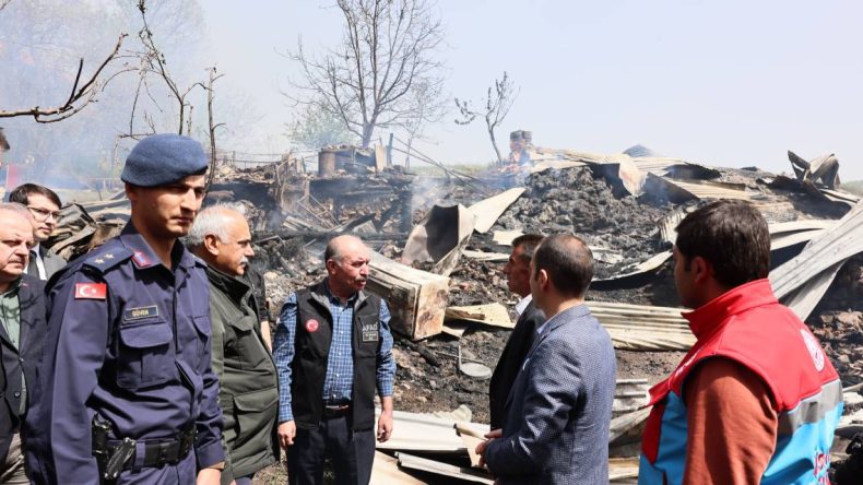 Yangında 3 Ev Yanarak Küller İçinde Kaldı: Vali “Yaralar Sarılacak” Dedi