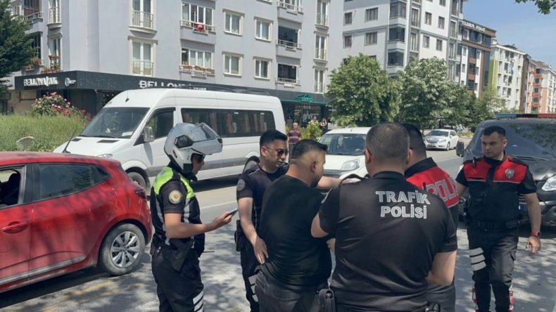 Yaya Geçidinde Kendini Uyaran Yayayı Dövdü