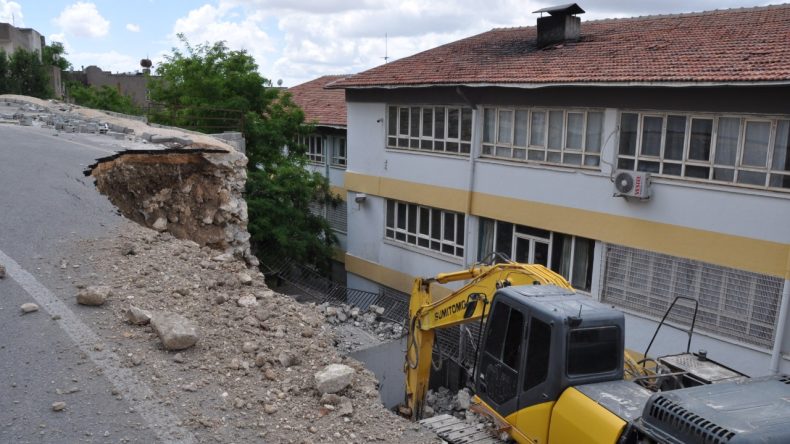 Yeni Açılan Yol, Okul Bahçesine Çöktü