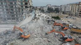 Yıkılan Sitelerin Müteahhidi Zemini Suçladı