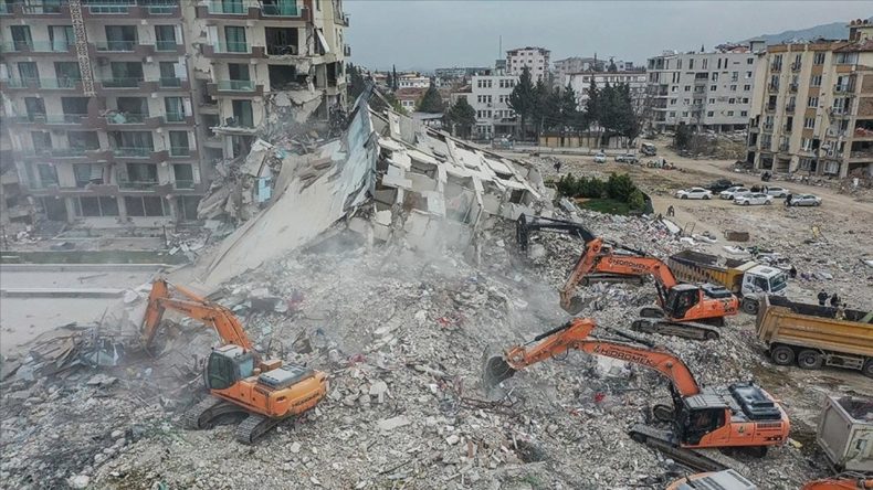 Yıkılan Sitelerin Müteahhidi Zemini Suçladı