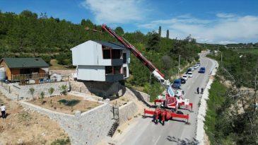 Yıkımdan Vinçle Kurtarılan Ev Parçalara Ayrıldı