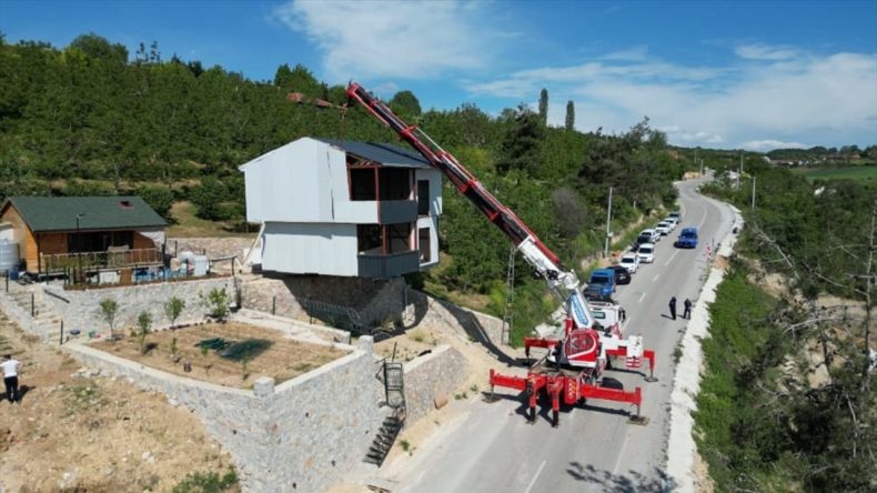 Yıkımdan Vinçle Kurtarılan Ev Parçalara Ayrıldı