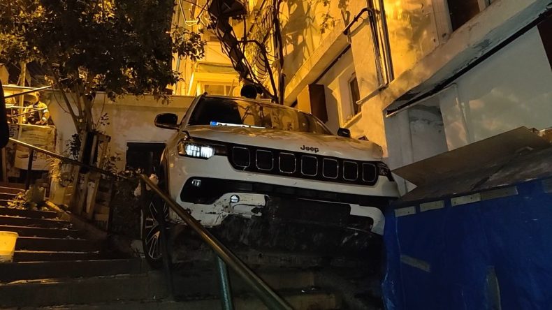 Yokuşta Kontrolden Çıkan Cip Bina Boşluğuna Uçtu