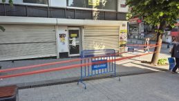 Yolda yürürken beton parçalarıyla yaralandı