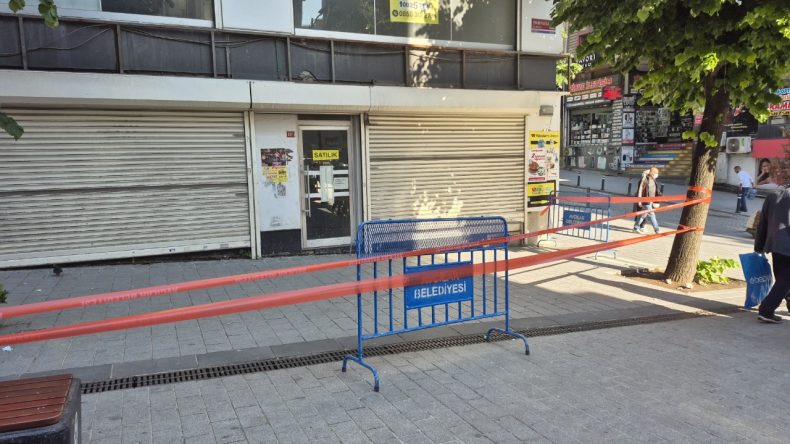Yolda yürürken beton parçalarıyla yaralandı
