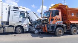 Yoldan Çıkan Kamyon Ortalığı Savaş Alanına Çevirdi