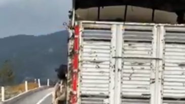 Yozgat’ta Kamyonetin Peşinde Sürtülen Köpeğe Tepkiler Yağdı!