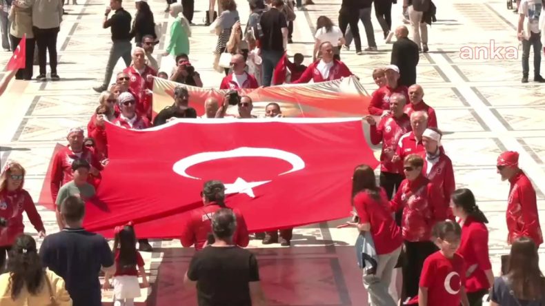 Yurttaşlar 19 Mayıs’ta da Atatürk’ün Huzurundaydı