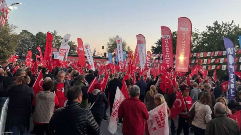 Yurttaşlar Silivri’de seslendi: “İmamoğlu’nu yanımızda istiyoruz”