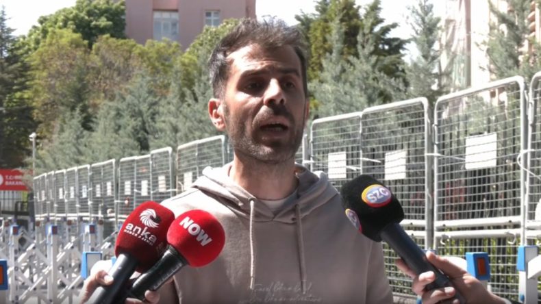Yusuf Tekin’in ‘terör’ yaftası vurduğu öğretmen bakanlık önünde