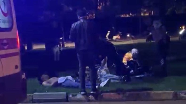 Yüzlerine lazer tutan şüphelilerle tartıştı, bıçaklandılar