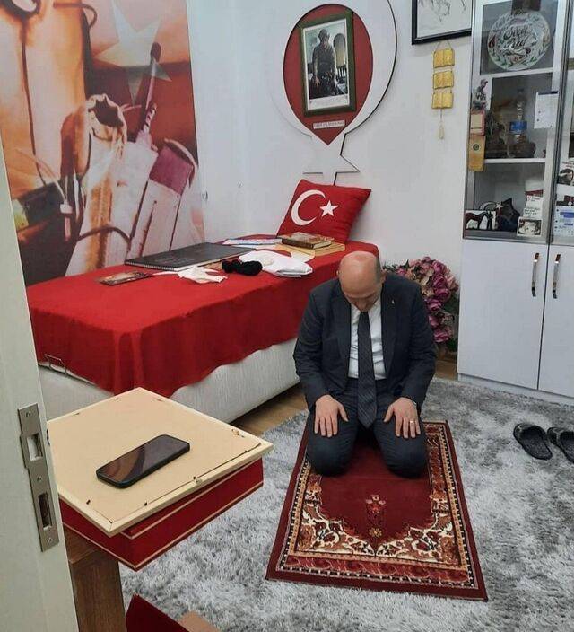 Şehit Paker'in odasında namaz kılan Süleyman Soylu