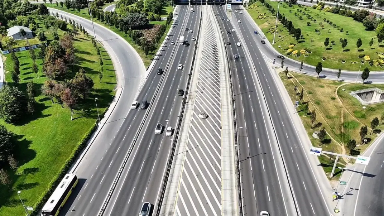 Havadan D-100 ve TEM Otoyolu Görüntüsü