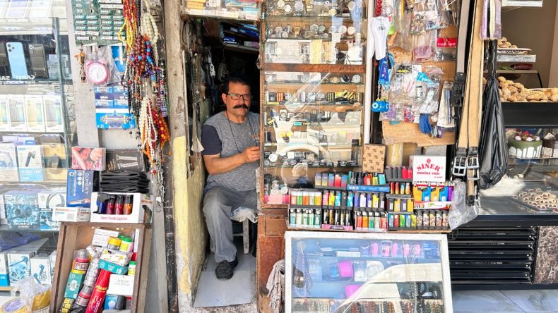 30 Yıldır 2 Metrekarelik Dükkanında Hizmet Veren Mehmet Çetin: ‘Hâlâ 25 Kuruş’