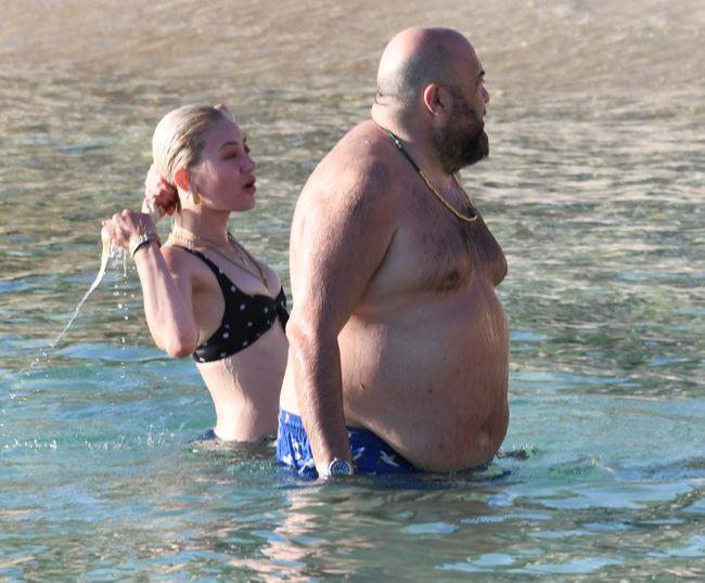 Somer Sivrioğlu plajda