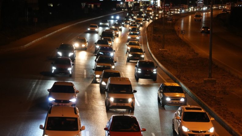 43 İlin Geçiş Güzergağında Gece Yarısı Trafik Yoğunluğu