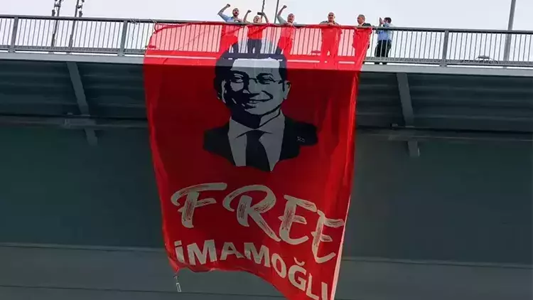 İmamoğlu'na Özgürlük Pankartı