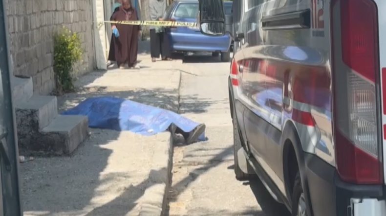 71 Yaşındaki Adam Kaldırımda Cansız Yattı