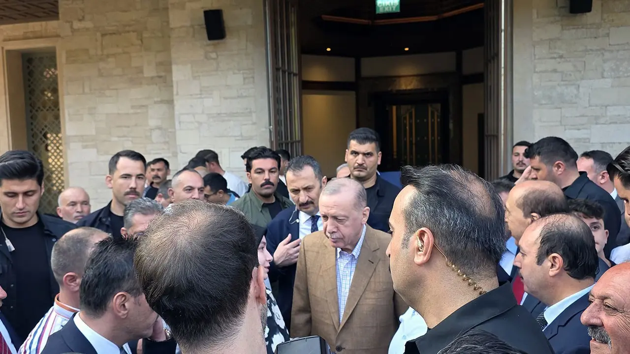 Cumhurbaşkanı Erdoğan bayram namazı kılıyor