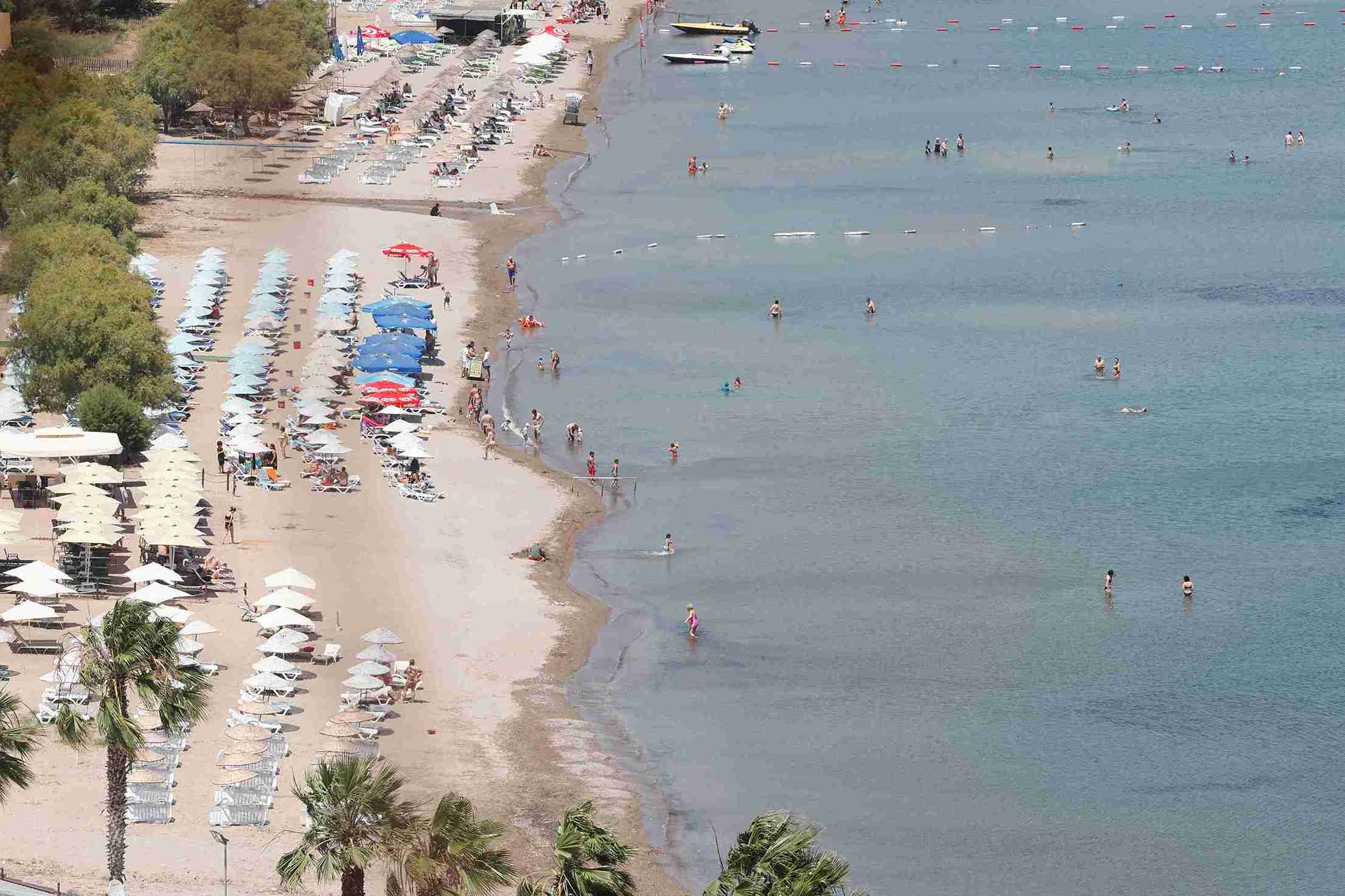 Tatilciler denizde