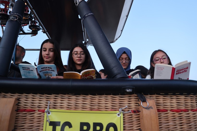 Öğrenciler kitap okuma etkinliğinde