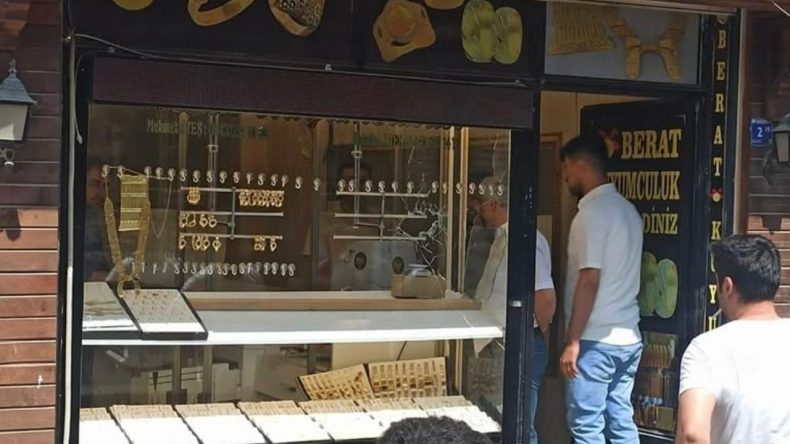Acemi Soyguncular Silahı Bırakıp Kaçtı