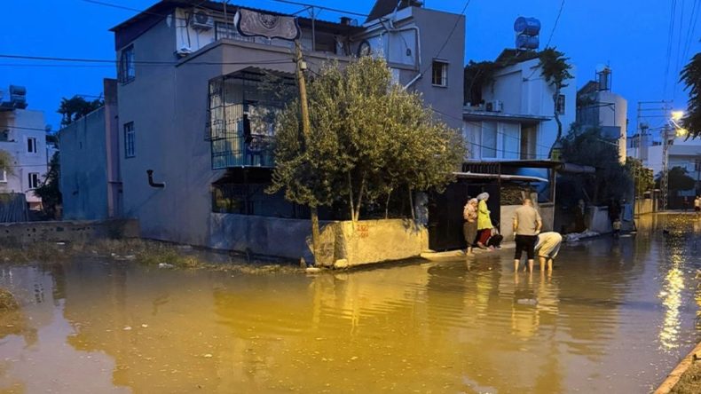 Adana’da Patlayan Su Hattı Mahalleyi Su Bastı