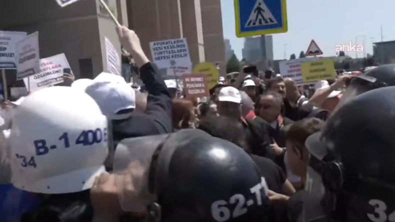 Adliye Önünde Gerginlik: Avukatlara Polis Müdahalesi
