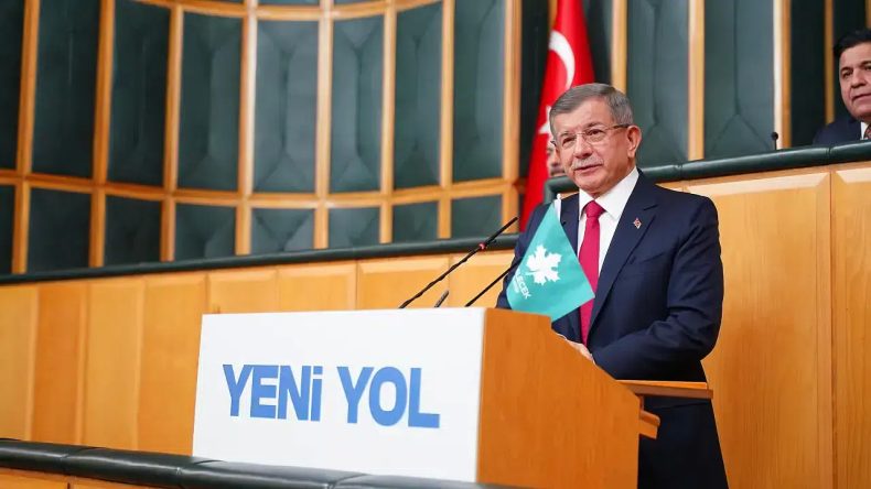 Ahmet Davutoğlu, Çıplak Ayaklarla Gazze’ye Gitme Kararlılığını Vurguladı: “Şehit Düşeceksek Onlarla Şehit Düşelim”