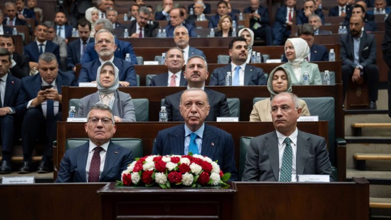 AKP’nin Karnesi Yeniden Zayıf