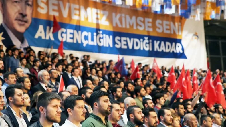 AKP’yi Üzecek Genç Seçmen Analizi: İktidara Karşı Mesafeli ve Eleştirel