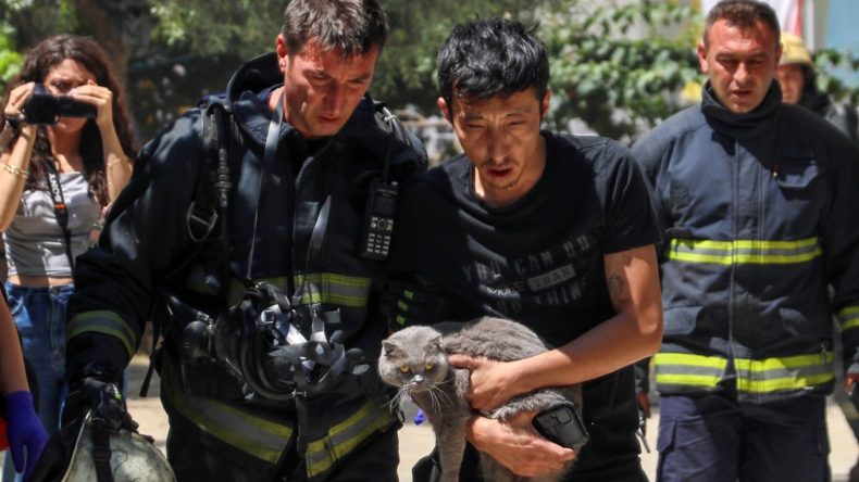 Alevlerin sardığı evde balkona sığındı, kedisini bir an bile bırakmadı