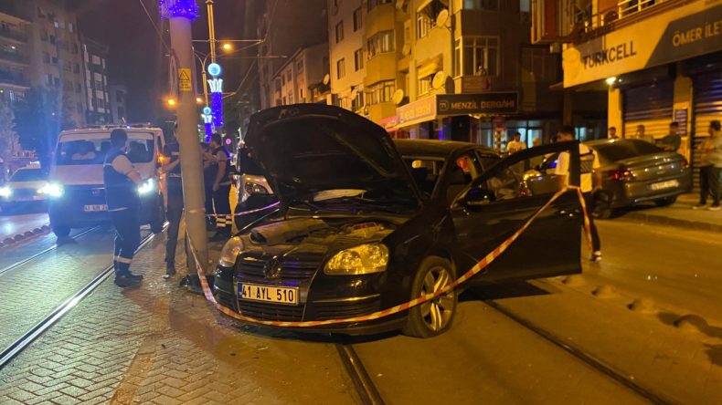 Alkollü Sürücü Tramvay Yoluna Girdi: 2 Kişi Yaralandı