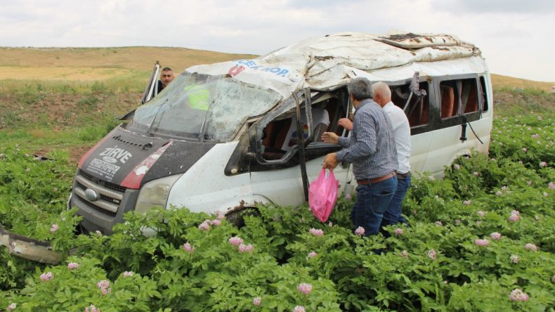 Amasya’da Feci Kaza! Minibüs Takla Atarak Tarlaya Uçtu