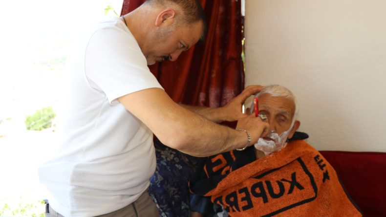 Amasya’da Muhtar, İhtiyaç Sahiplerine Ücretsiz Tıraş Hizmeti Sunuyor