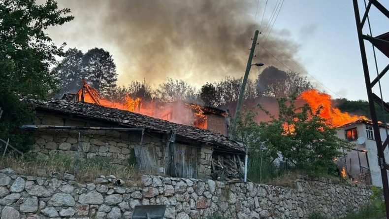 Amasya’daki Yangın 4 Evi Küle Çevirdi