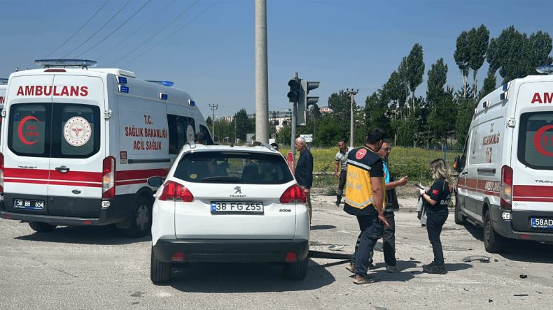Ambulans ile Otomobil Çarpıştı