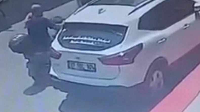 Aniden Açılan Kapı Facia Yarattı! Motosikletli Sürücü Minibüs Altında Kaldı