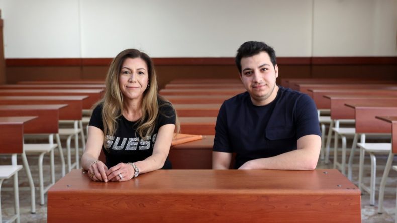 Anne-oğul Sınıf Arkadaşı Oldu