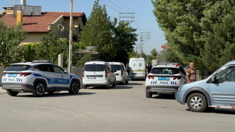 Annesi ve Ablasını Bıçakladı, Ardından İntihara Kalkıştı