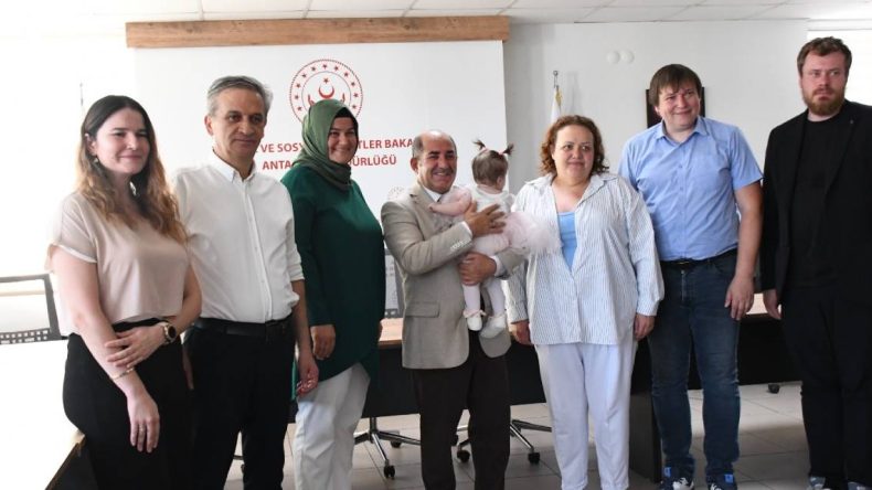 Antalya Havalimanı’nda Klozet İçerisinde Bulunan Bebek Yetkililere Teslim Edildi